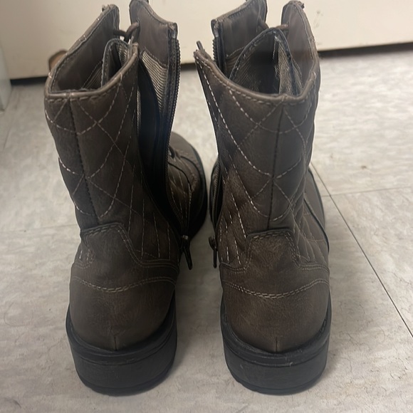 Boots - Picture 4 of 6